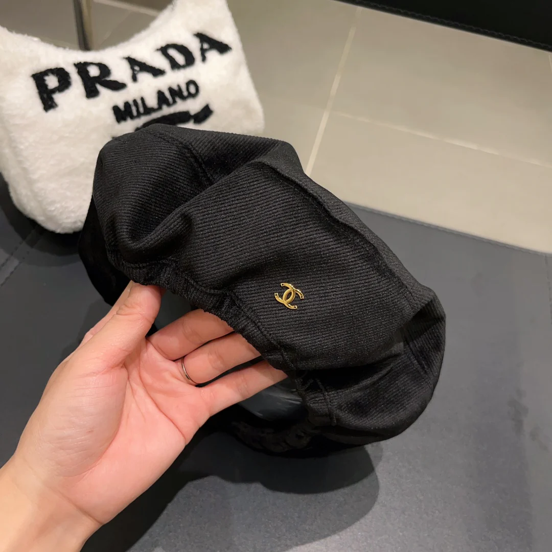 Вельветовый берет Chanel - черный