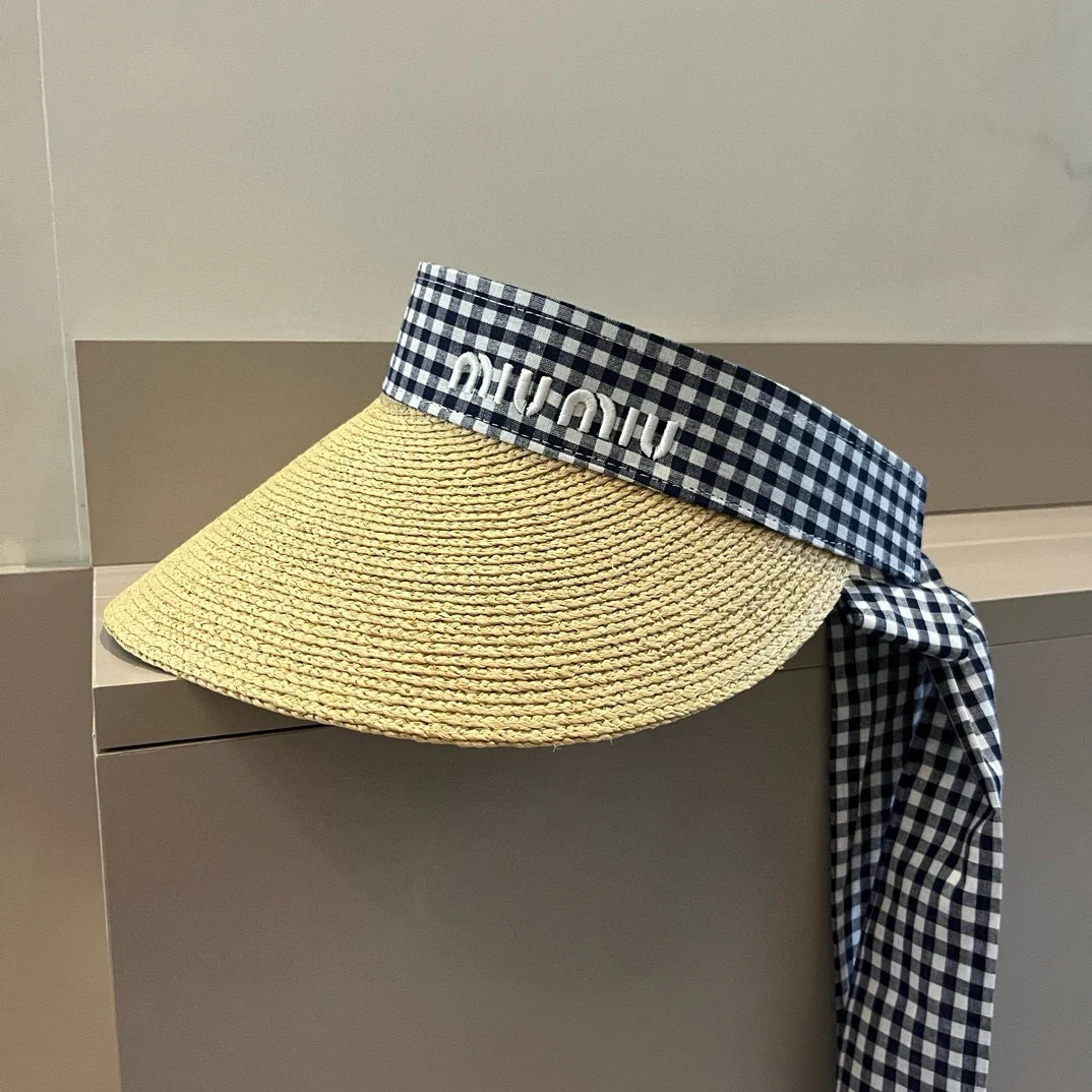 Новая клетчатая шляпа от солнца из рафии Miu Miu весна/лето 2024 — синяя.