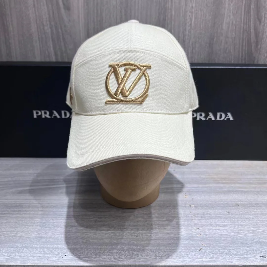 Бейсболка LV с вышивкой - 1