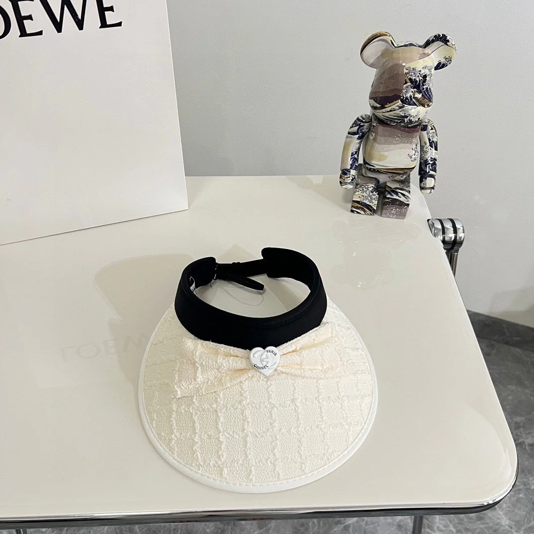 Новинка лета 2024 от Chanel - Белая клетчатая шляпа от солнца