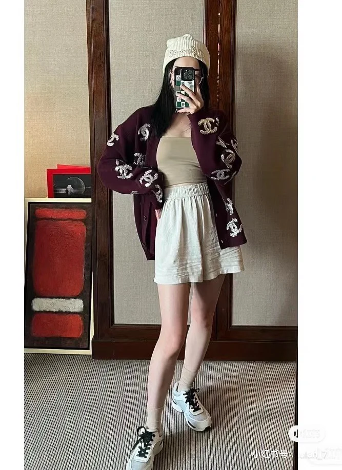 Шапка Chanel с плетеным узором в виде курсивных букв, украшенная пайетками, белая.