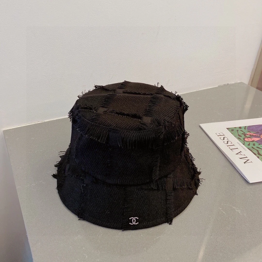 Новинка весенне-осенней коллекции Chanel 2023 — Зачесанная назад рыбацкая шляпа — Черная