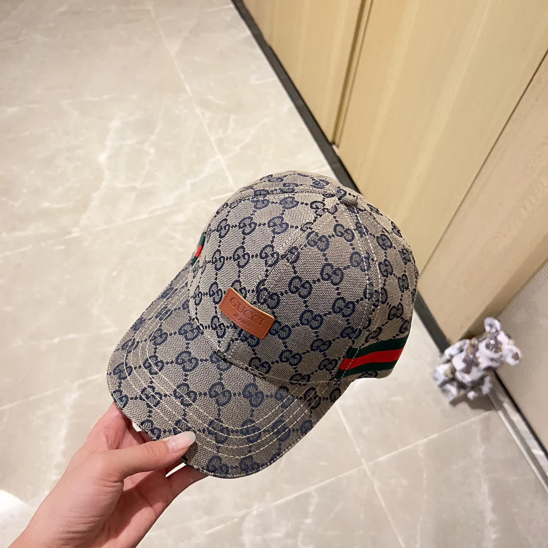 Новинка сезона весна/лето 2023 — бейсболка с кожаной этикеткой Monogram, серая.