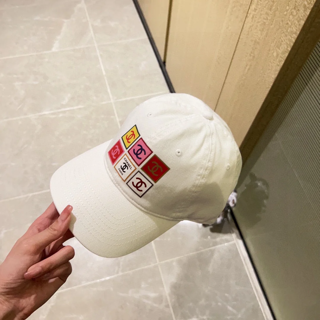 Бейсболка Chanel 2023 года, новая модель, с шестью панелями.