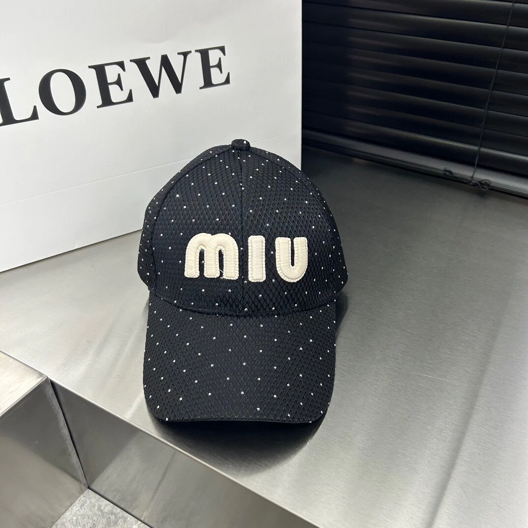 Новая простая бейсболка Miu Miu весна/лето 2024 с пайетками.