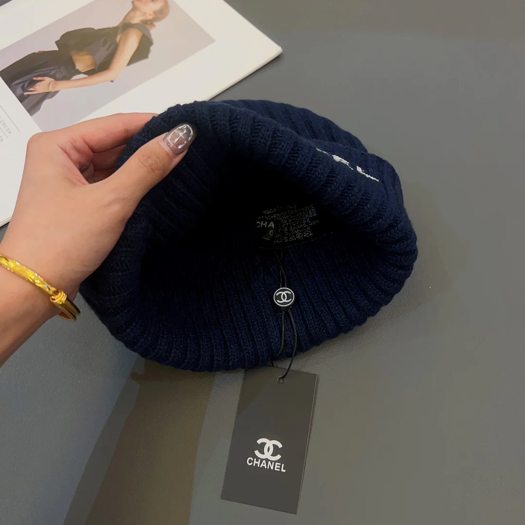 Chanel - Шапка с вышивкой и пайетками - Синяя