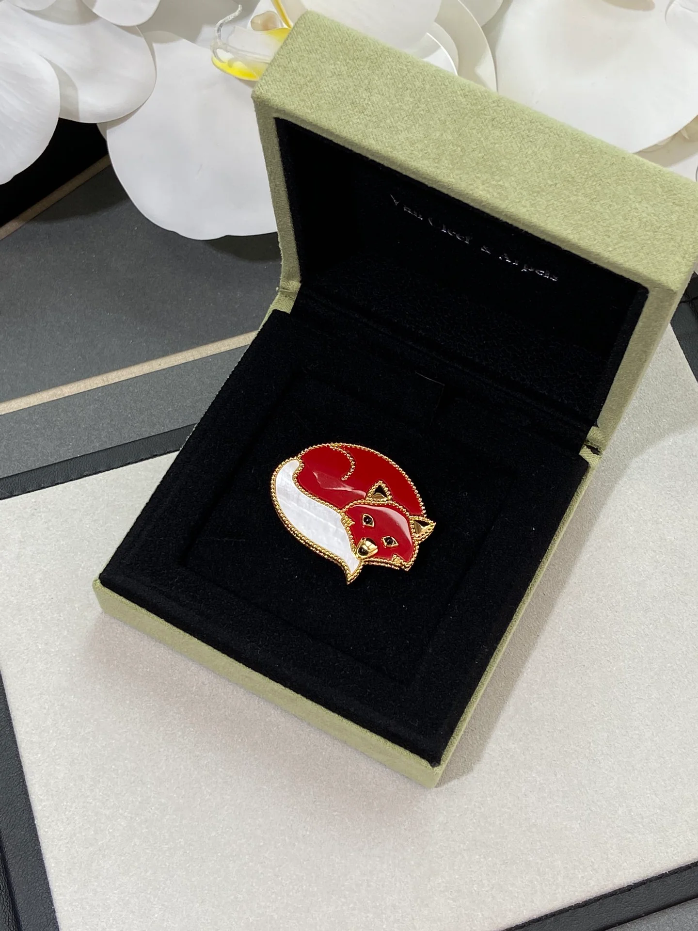 Van Véck - Брошь 005