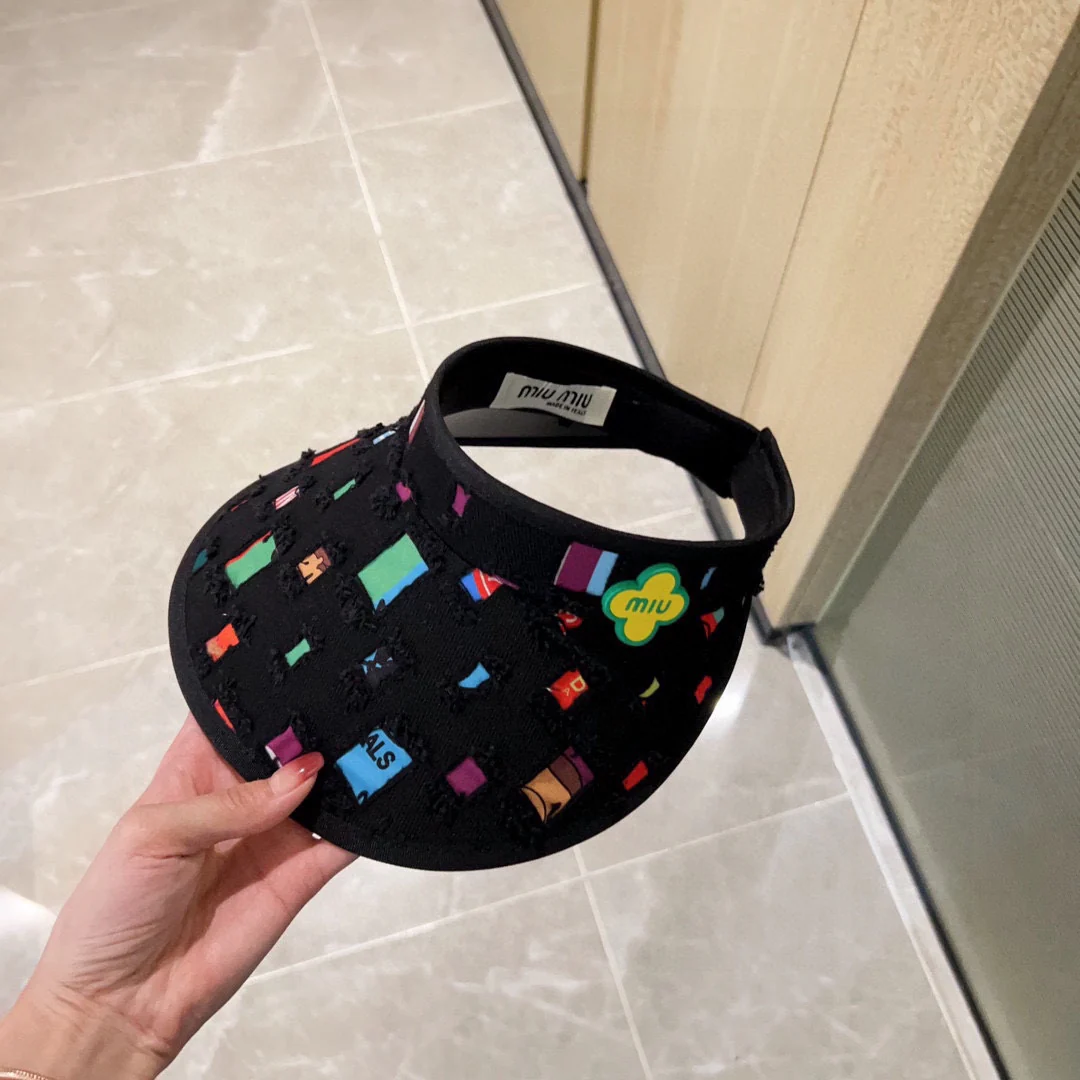 Новые поступления коллекции Miu Miu весна/лето 2023 - Козырек - Солнцезащитная шляпа - Черная