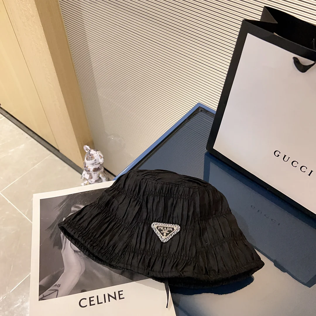 Новинка сезона осень-зима 2023 от Prada - Панама с эффектом потертости - Черная