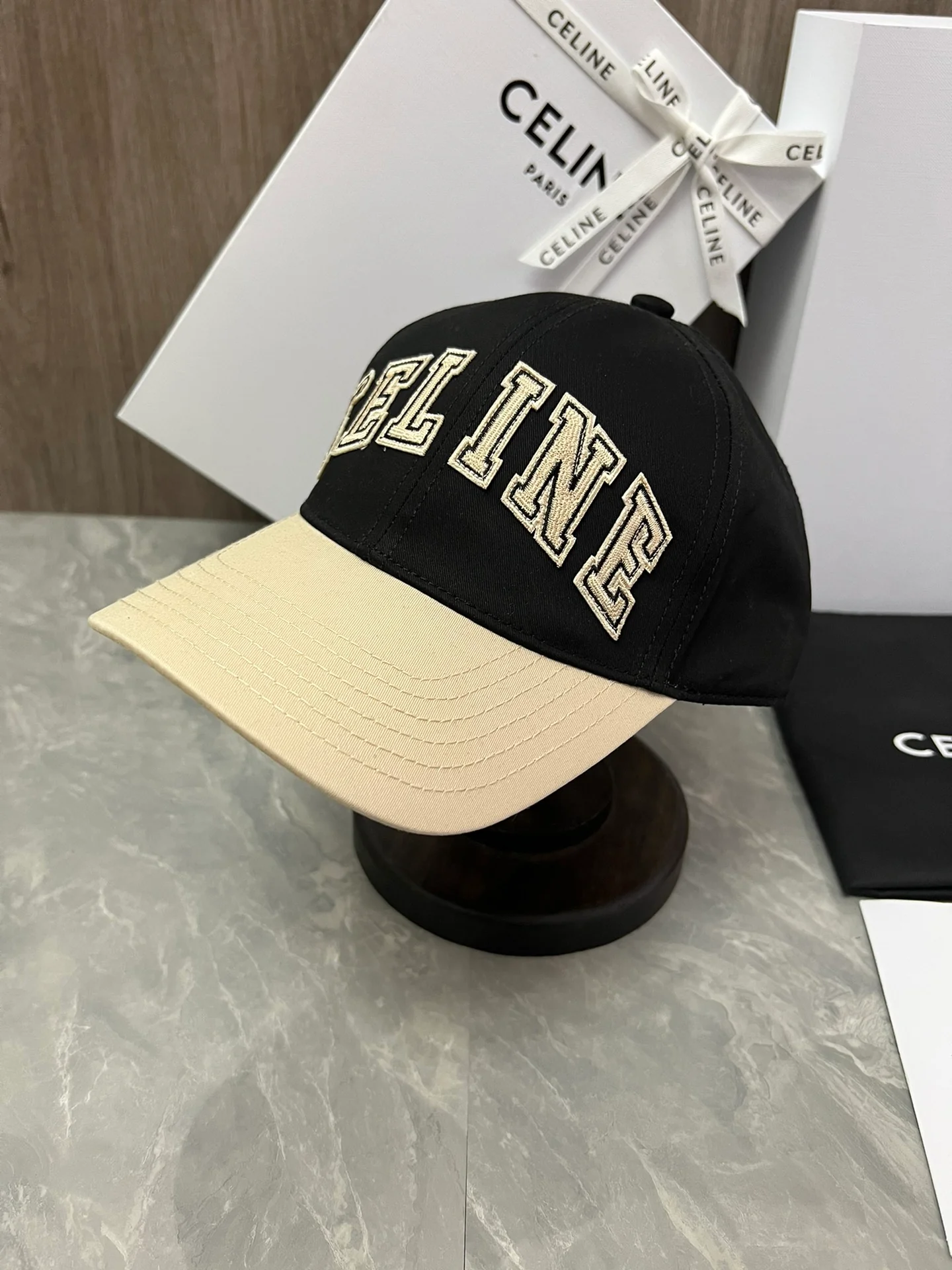 Celine - Стильная и элегантная хлопковая бейсболка (черная) - Та же модель, что и на официальном сайте.