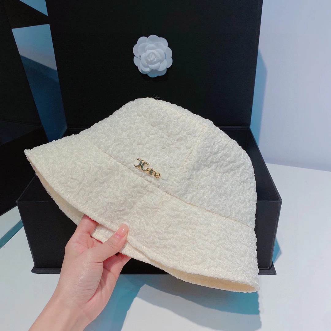 Новинка Celine 2022 года - стильная рыбацкая шляпа для весны/лета.