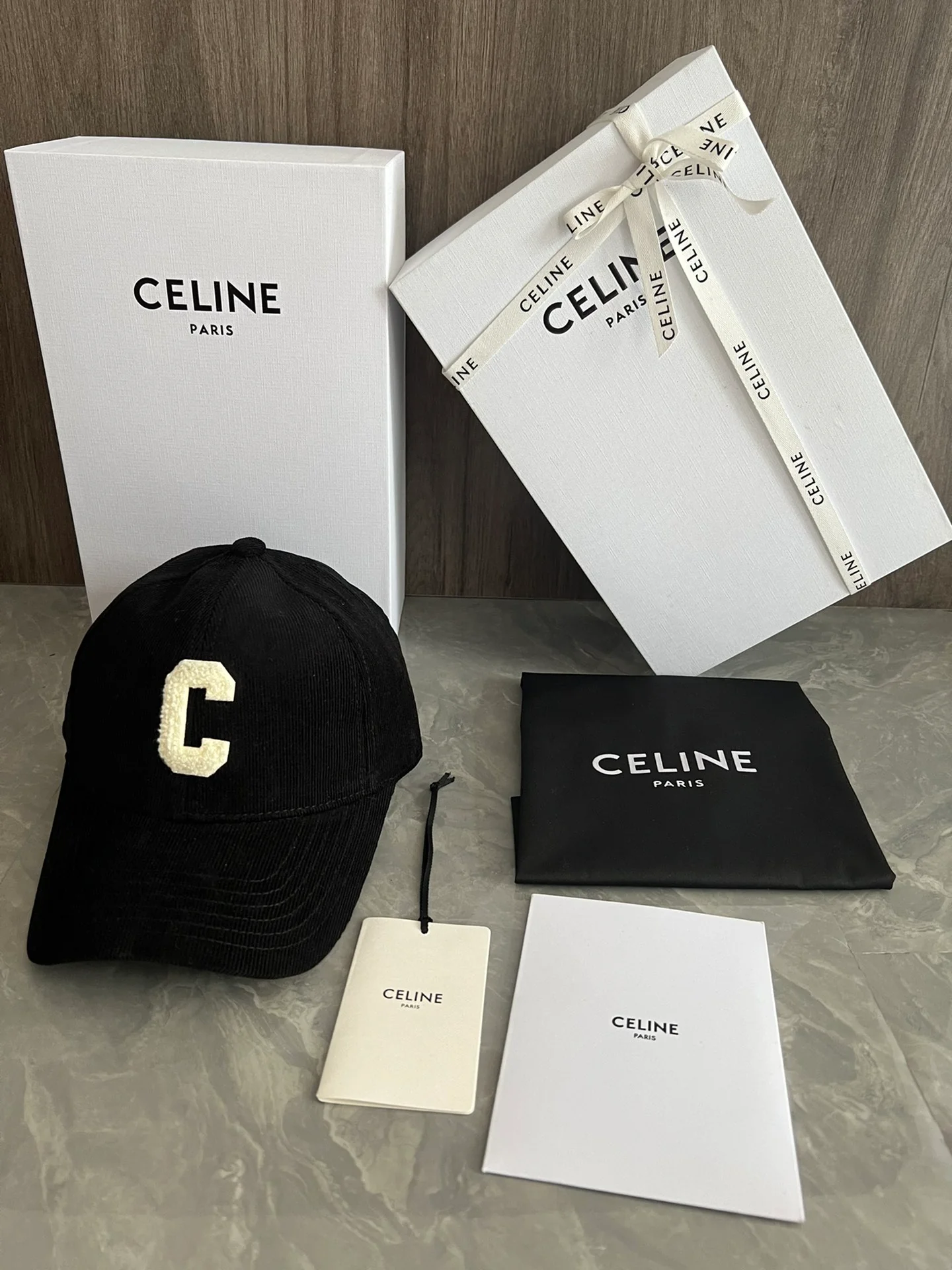Вельветовая бейсболка Celine с большим логотипом C - черная