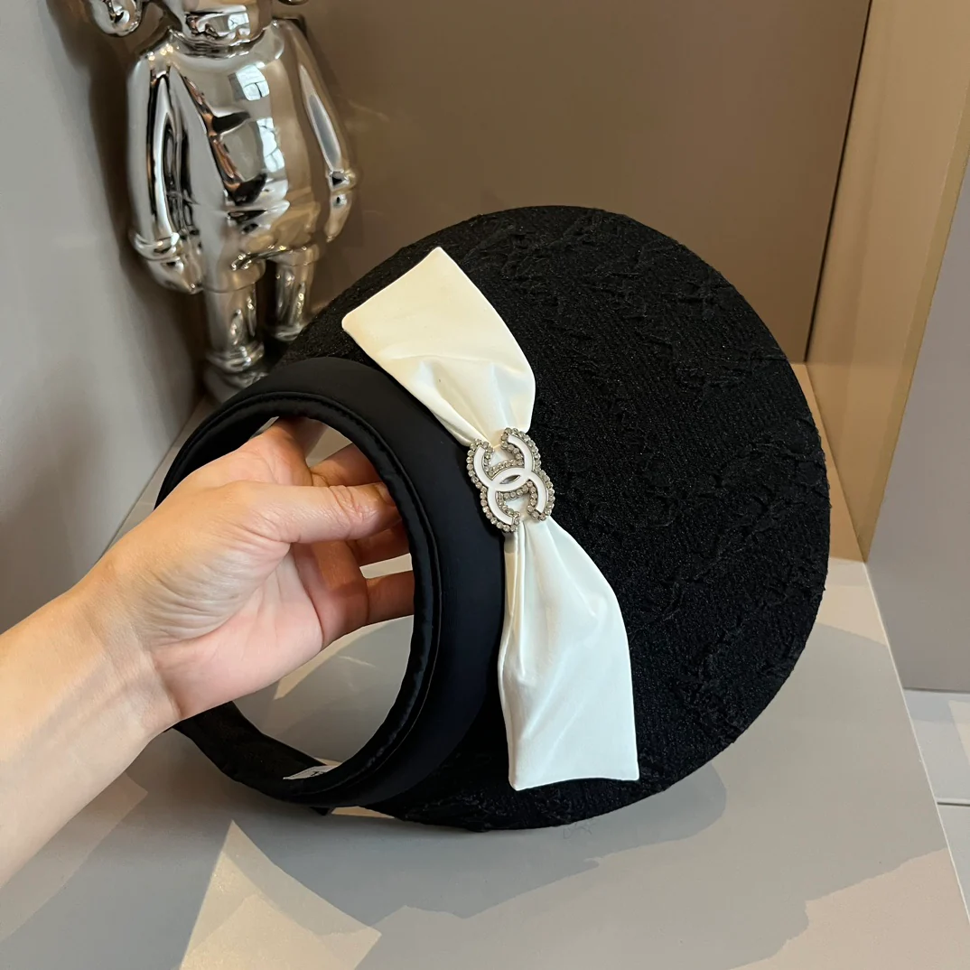 Солнцезащитная шляпа Chanel с кружевом и стразами - черная