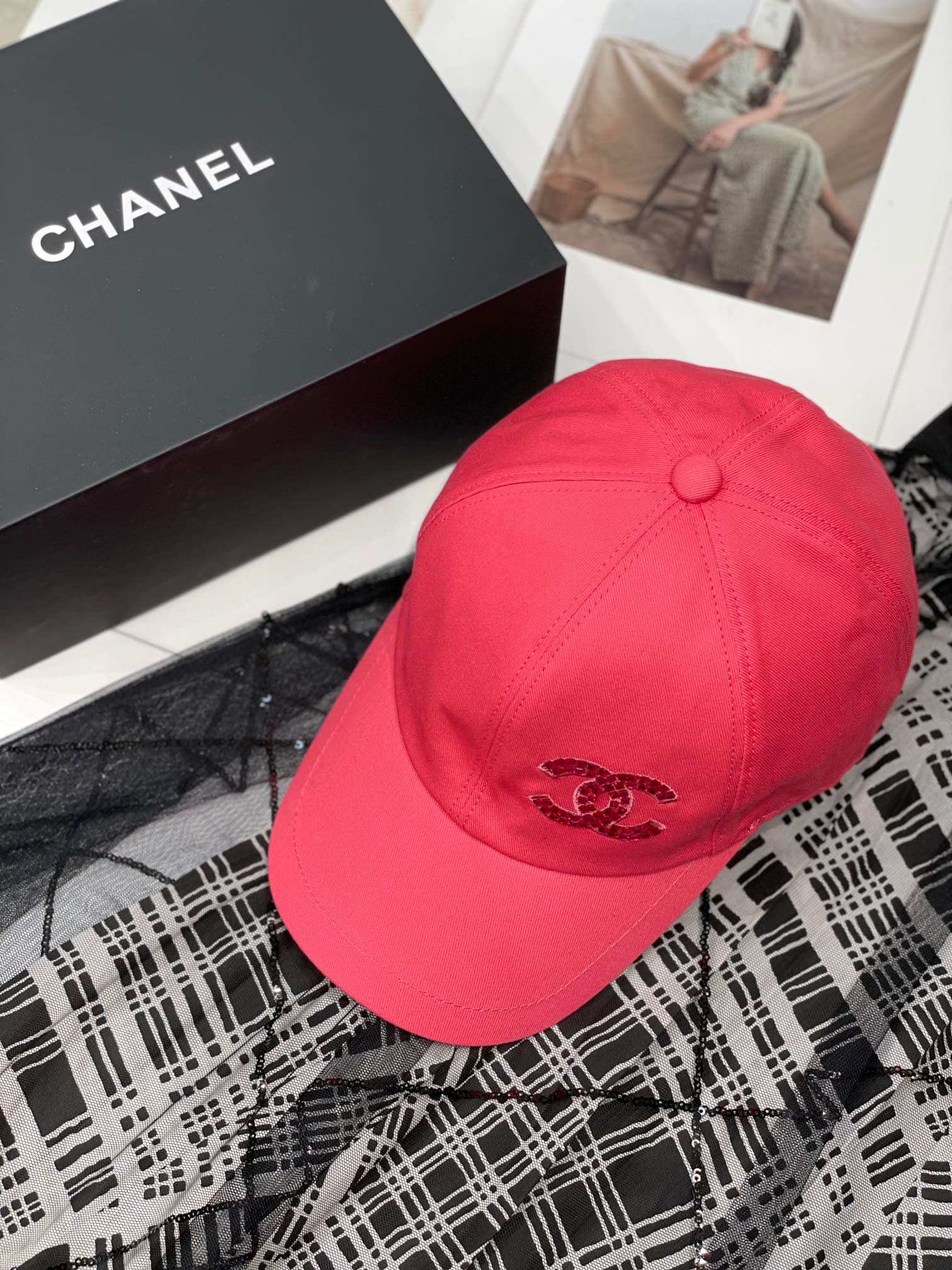 Chanel - Новая бейсболка с пайетками - Персиковый цвет