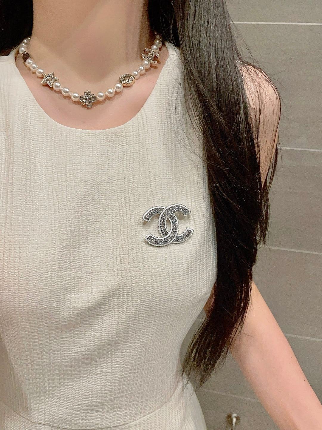 Флакон духов Chanel за 25 пенсов, жемчужное ожерелье в виде четырехлистного клевера