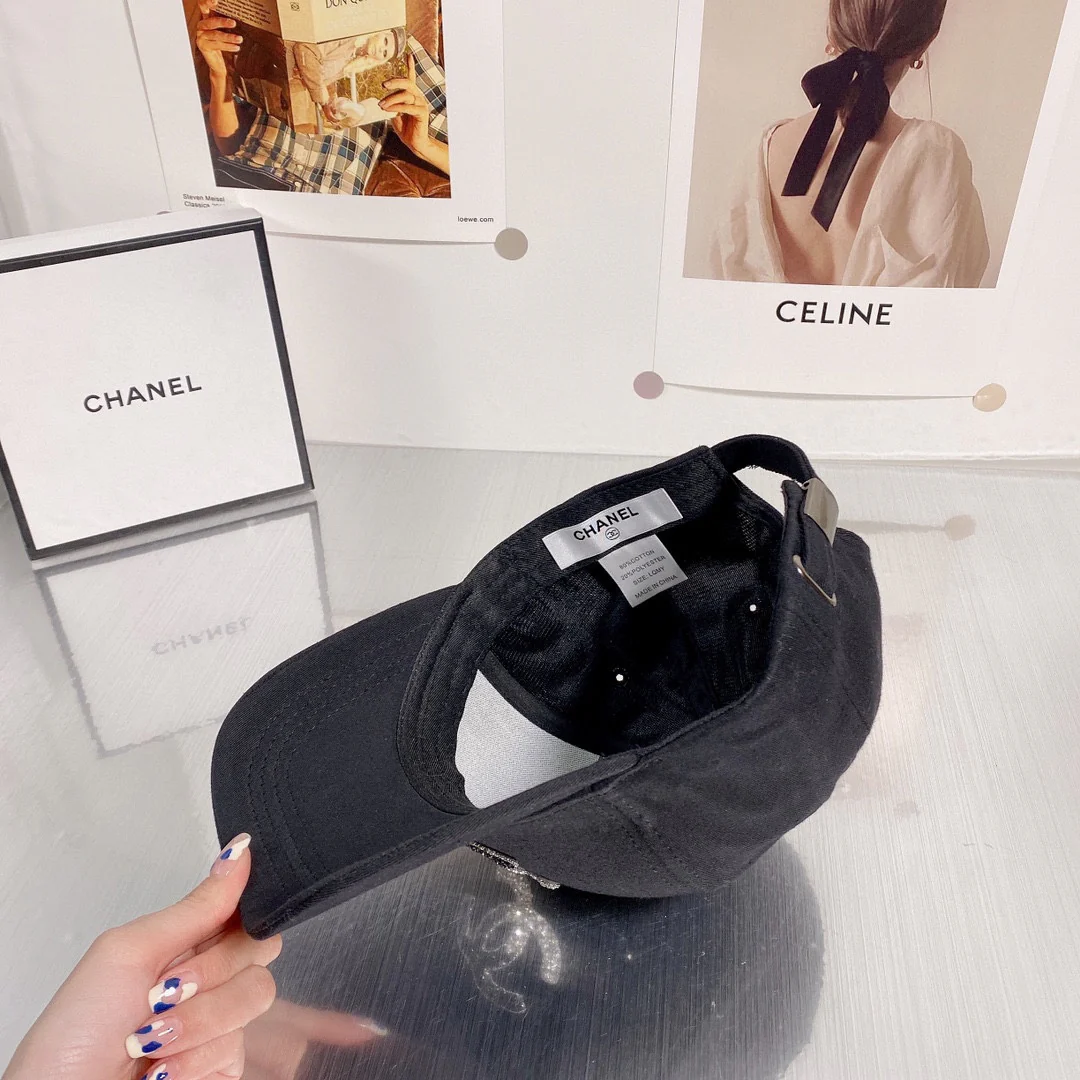 Солнцезащитная шляпа Chanel, украшенная пайетками