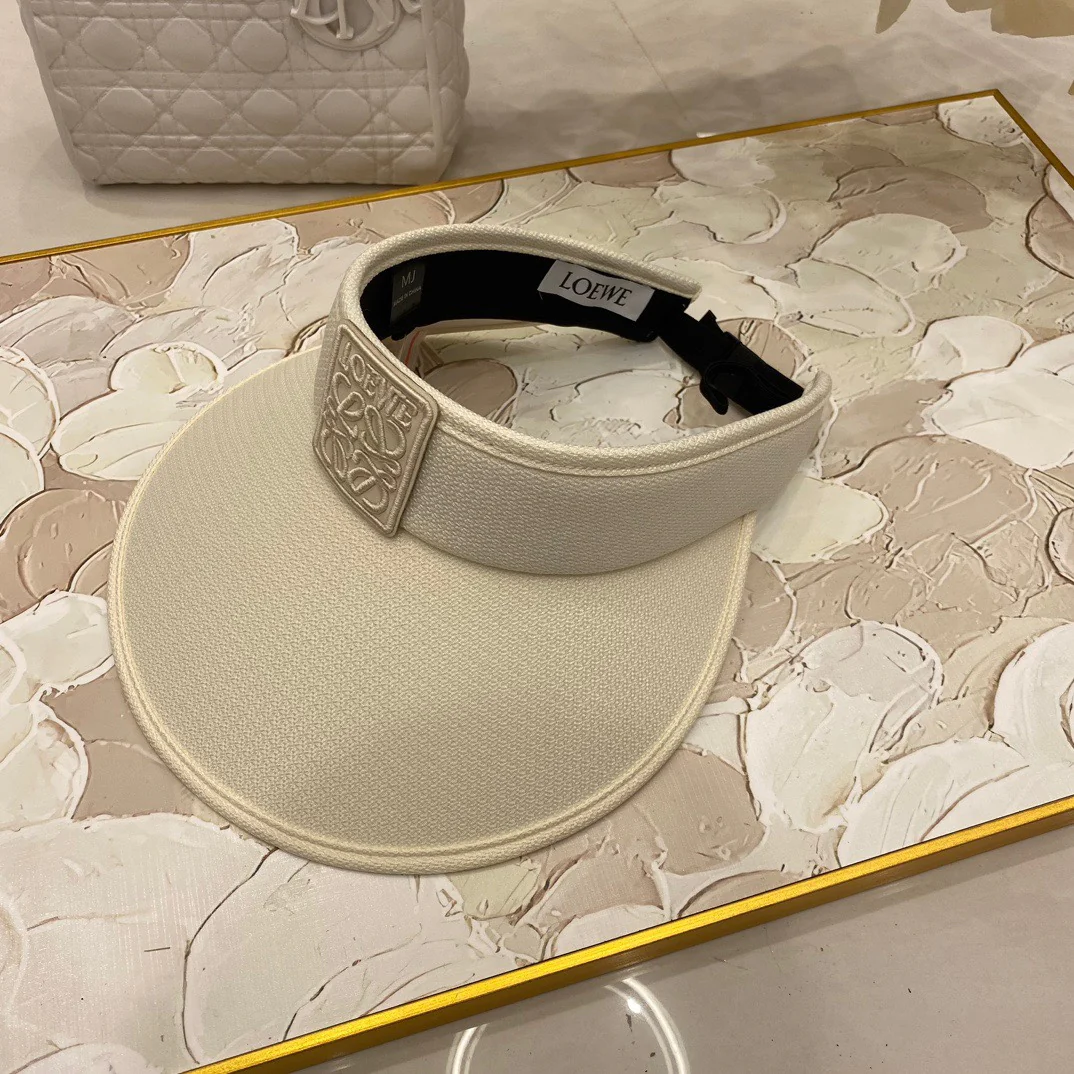 Новая модель от LOUE — солнцезащитная шляпа с вафельной клеткой.