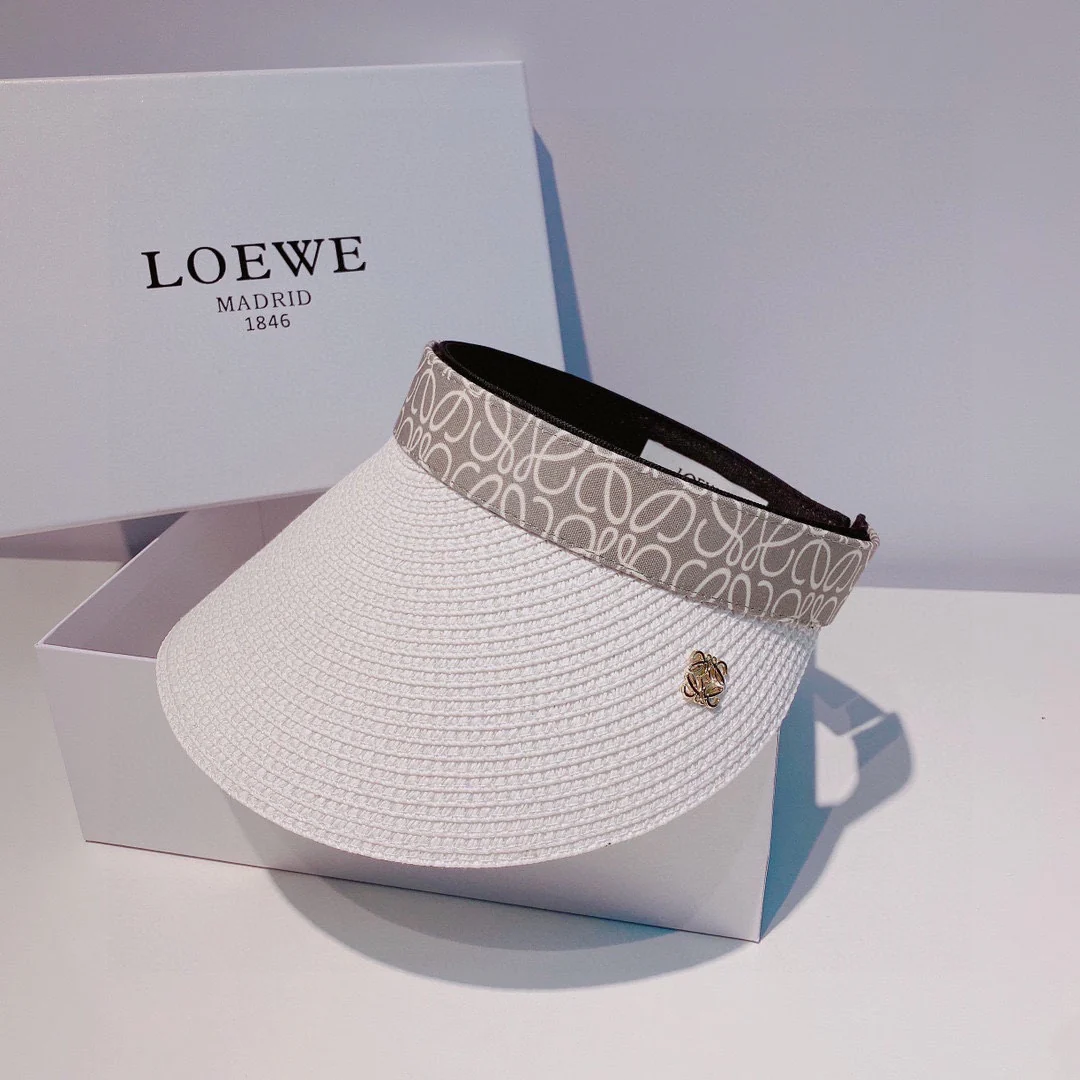 Lolwei - Соломенная шляпа-повязка на голову с монограммой, выполненная в стиле пэчворк, с металлическим ярлыком.