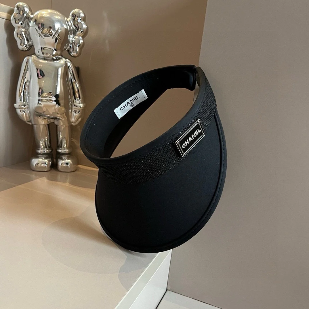 Chanel - Новая минималистичная солнцезащитная шляпа с логотипом из страз - Черная