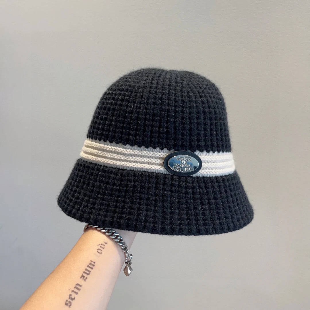 Новая элегантная черно-белая панама Celine из осенне-зимней коллекции - черная.