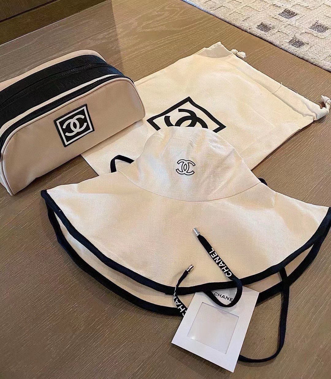 Chanel - Белая парусиновая рыбацкая шляпа с завязками