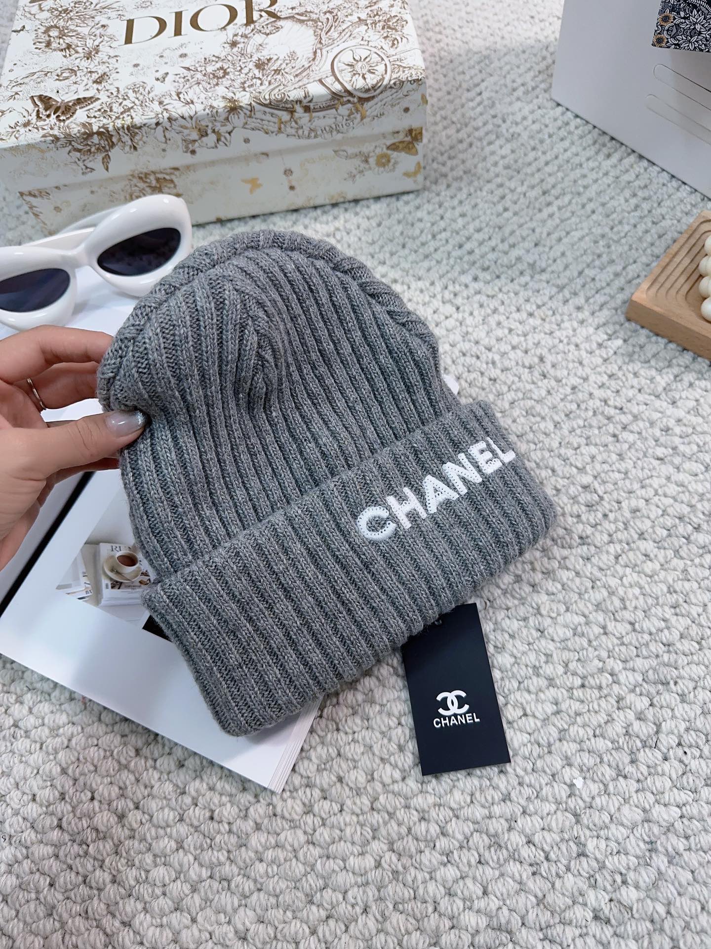 Новая вязаная кашемировая шерстяная шапка Chanel 2023 года с буквенным рисунком - серая.