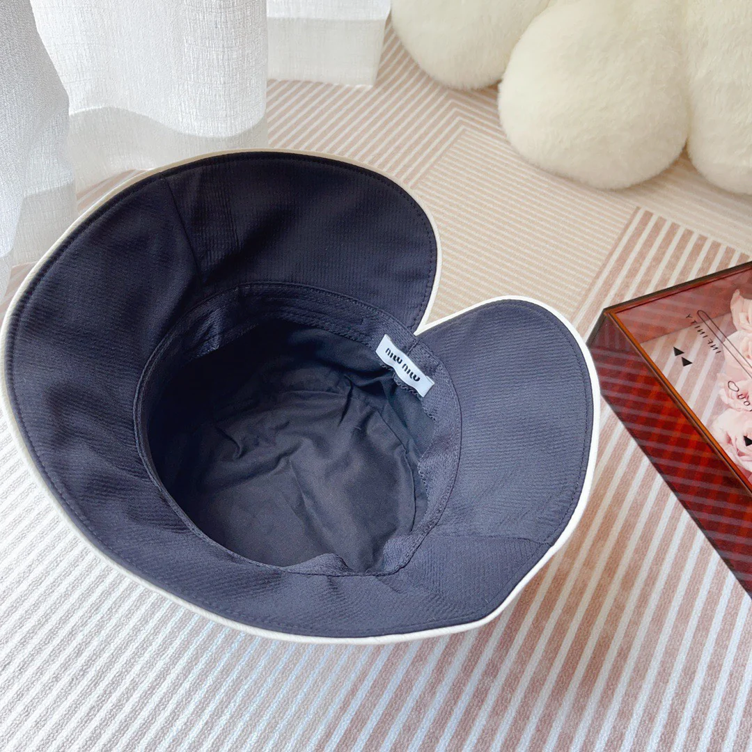 Новая летняя панама Miu Miu 2023 года с простым бантом - черная.