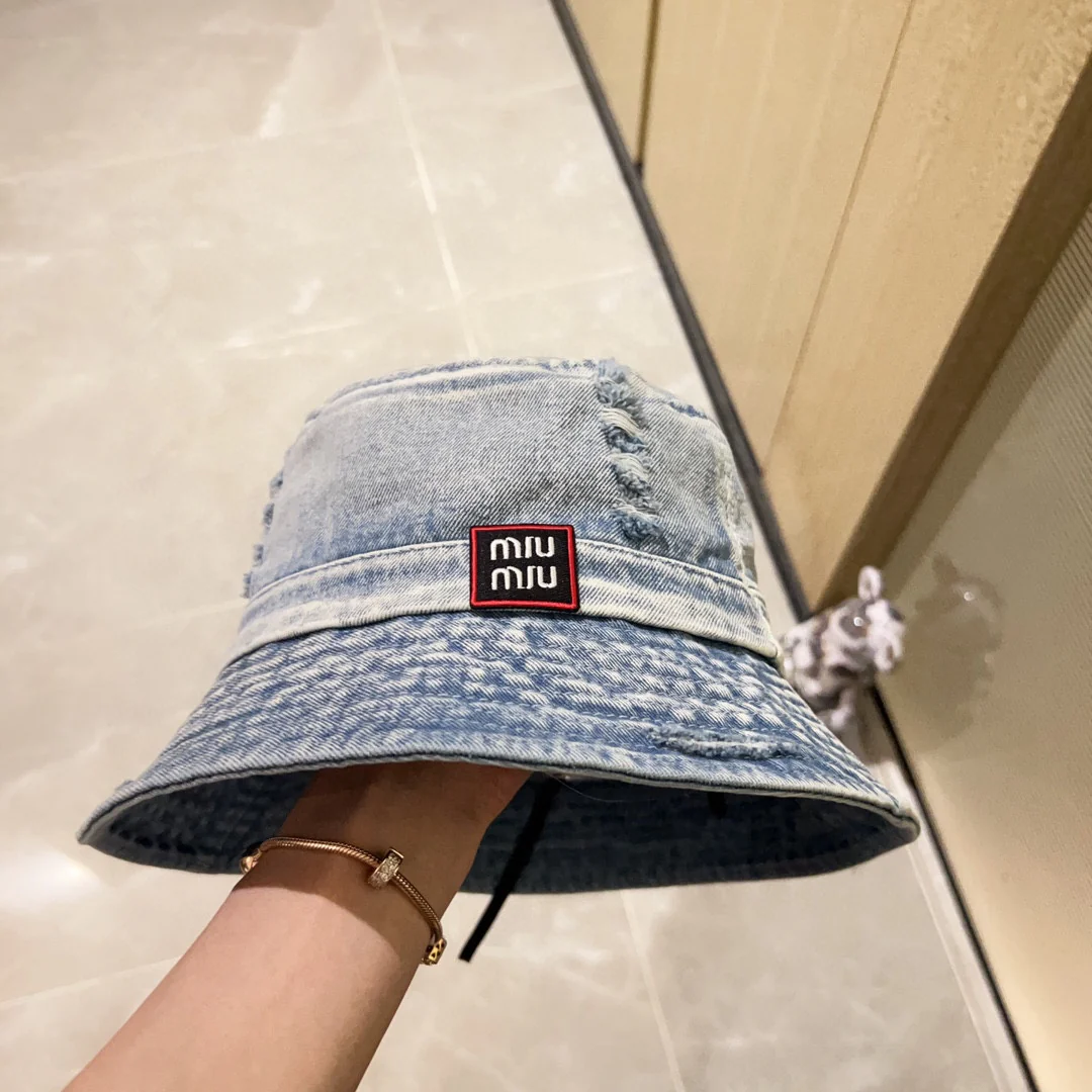 Новинка весны/лета Miu Miu 2023 — джинсовая панама.