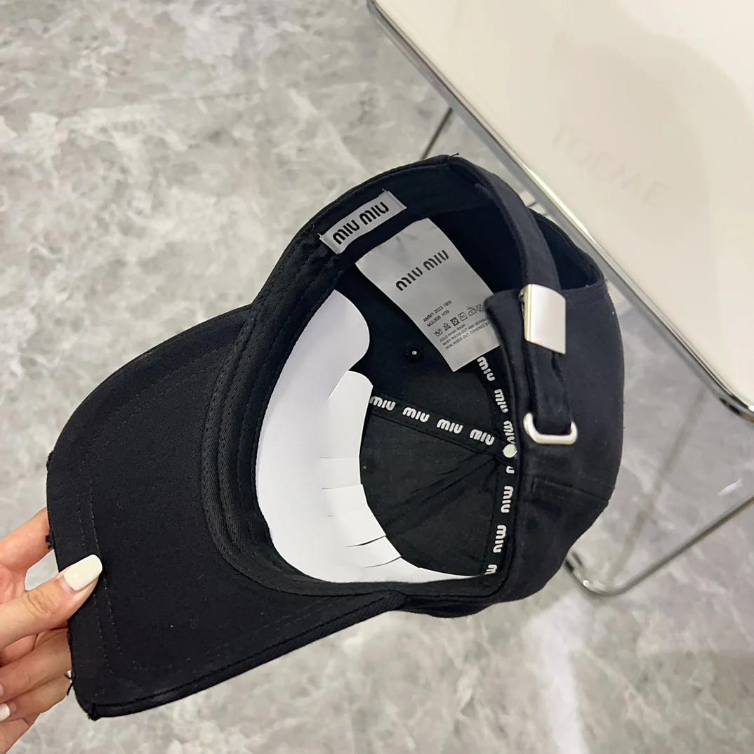 Новая бейсболка Miu Miu 2024 с объемными буквами, черная.