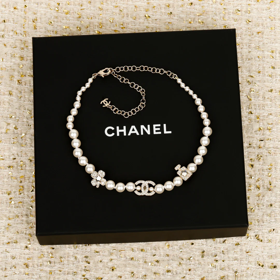 Флакон духов Chanel за 25 пенсов, четырехлистный клевер, жемчужное ожерелье с двойной буквой С - чокер