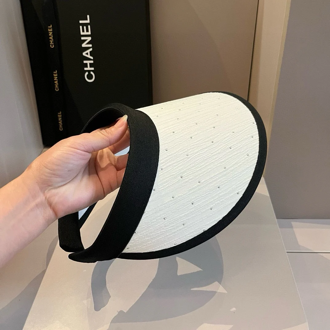 Минималистичная солнцезащитная шляпа Chanel с мелкими бриллиантами - белая.