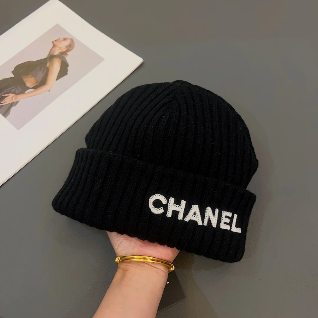 Chanel - Шапка-бини с вышивкой и пайетками - Черная