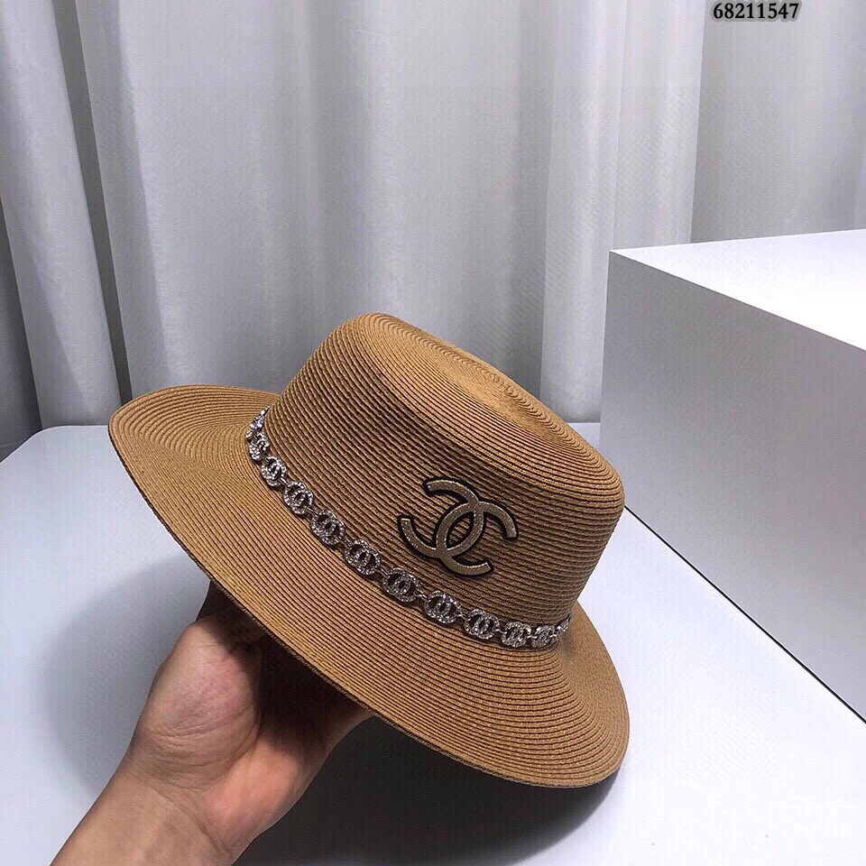 Новая соломенная шляпа Chanel 2022 года - коричневая.