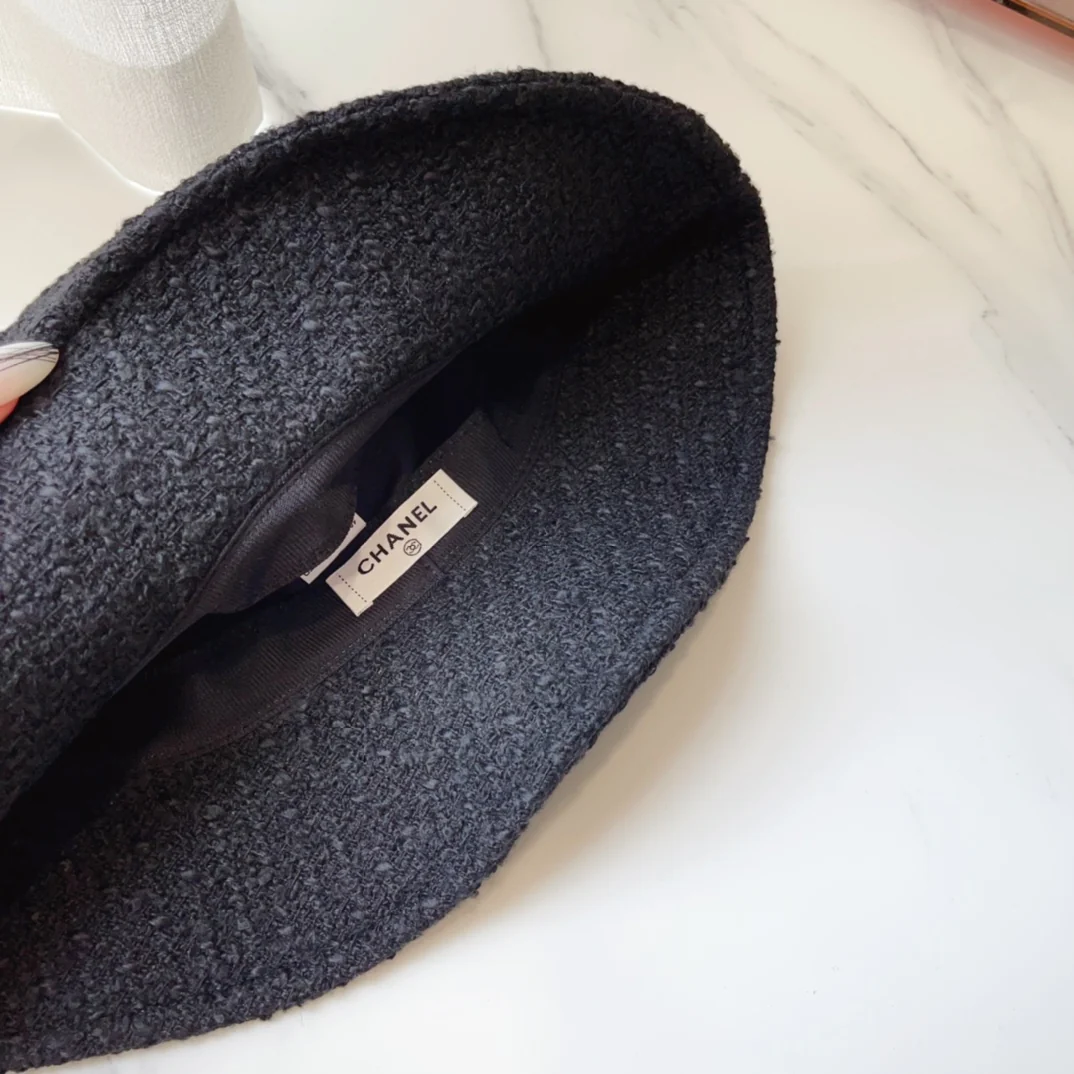 Chanel - Новая модель новой коллекции: шерстяная клетчатая рыбацкая шляпа крупной вязки - черная.