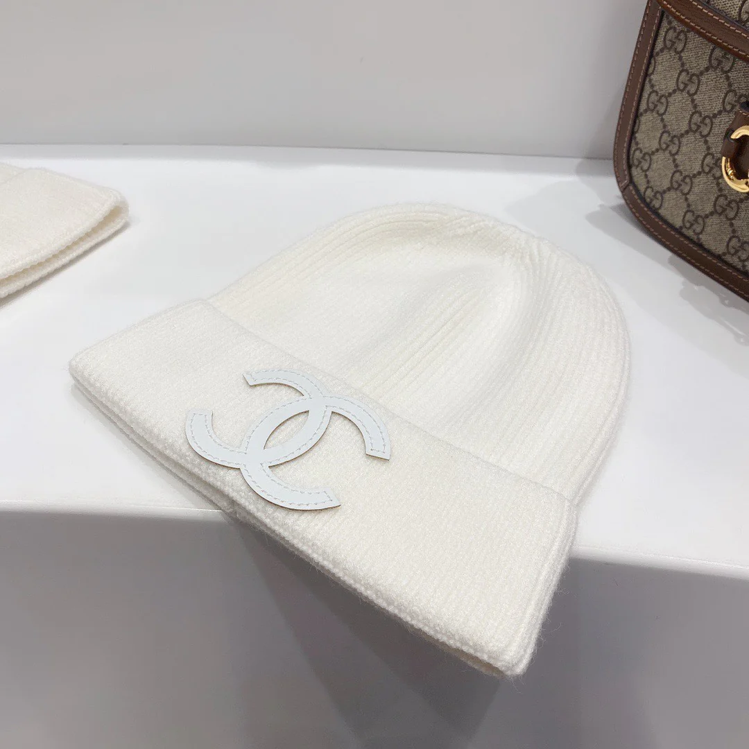 Вязаная шапка Chanel - популярный товар в интернете - белая
