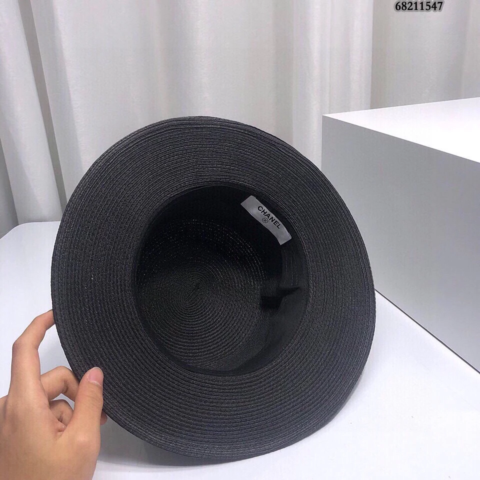 Новая соломенная шляпа Chanel 2022 года - черная.