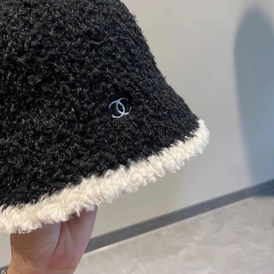 Новая модель меховой рыбацкой шляпы Chanel из осенне-зимней коллекции - черная.