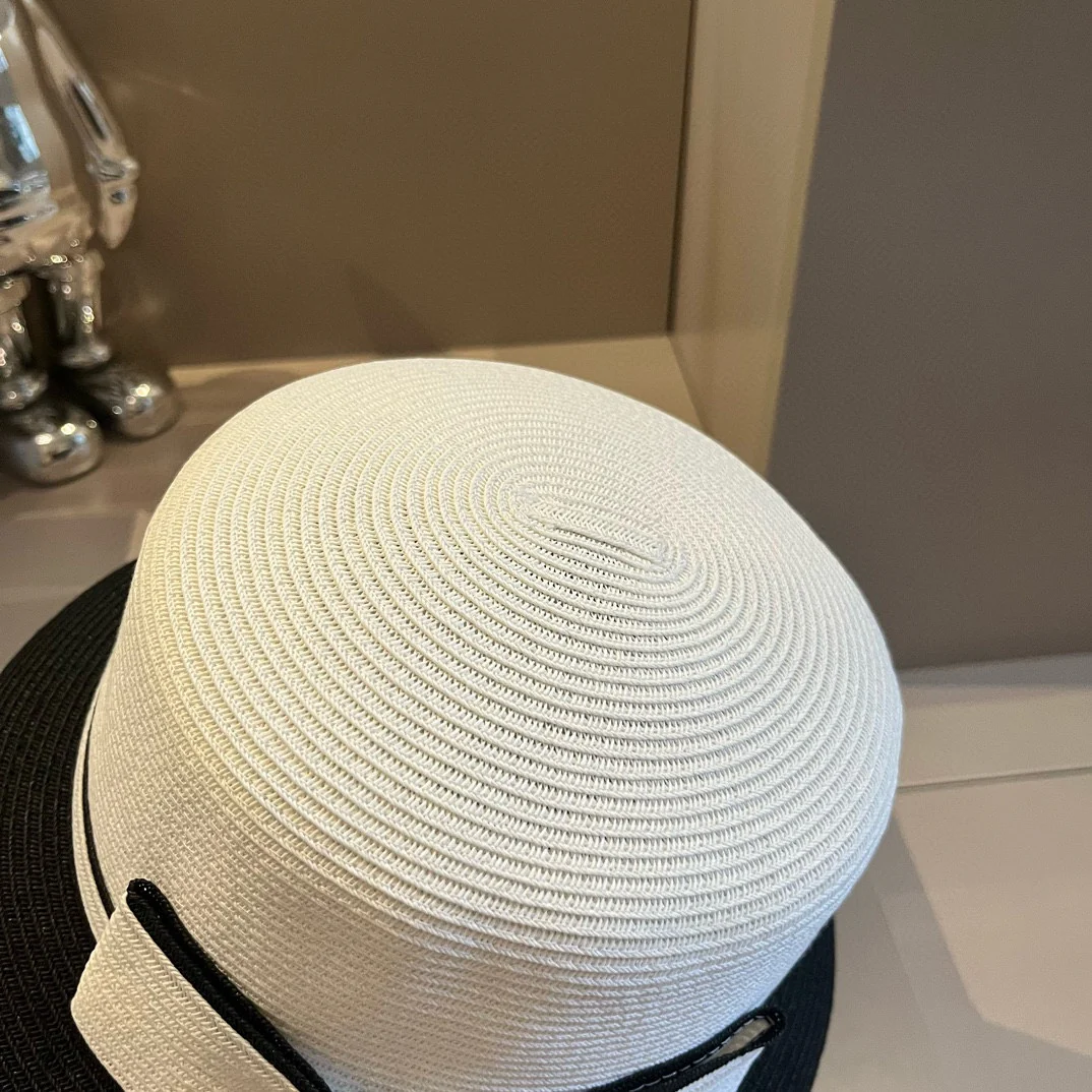 Chanel - Простая и элегантная шляпа с плетеным бантом - белая