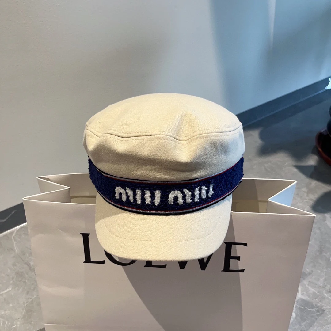 Бейсболка Miu Miu в форме буквы - белая