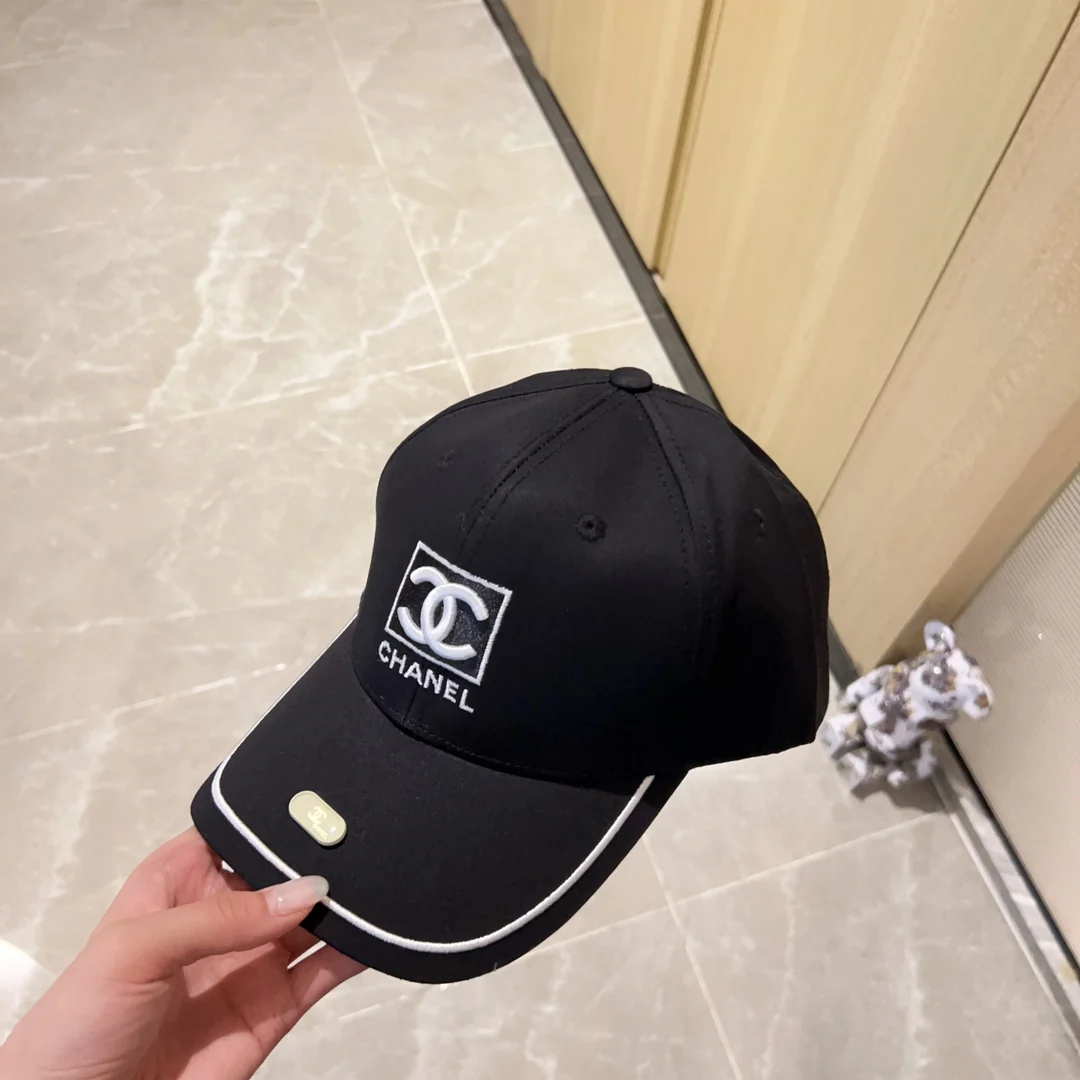 Новинка сезона весна/лето 2023 от Chanel - бейсболка - черная