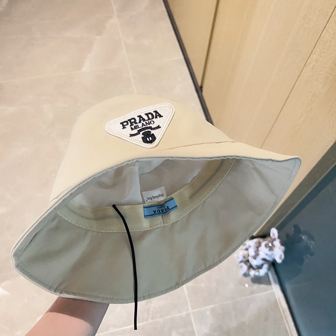 Новинка сезона весна/лето 2023 от Prada - Панама - Белая