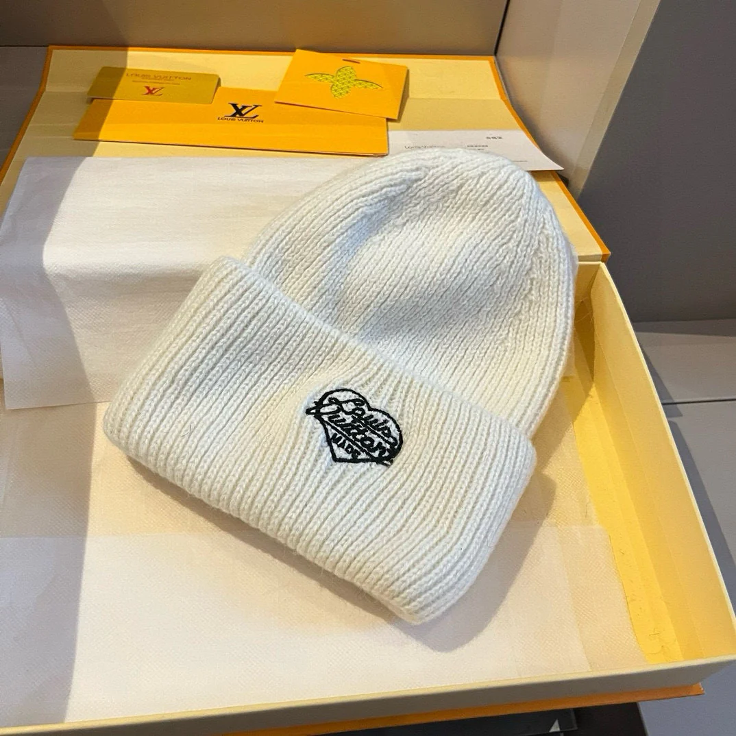 Вязаная шапка LV с вышивкой - белая