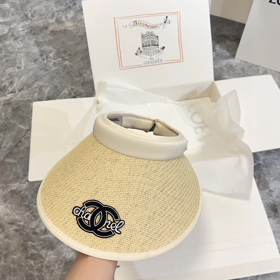 Новая летняя коллекция Chanel 2024: солнцезащитная шляпа с вышитым логотипом, белая.