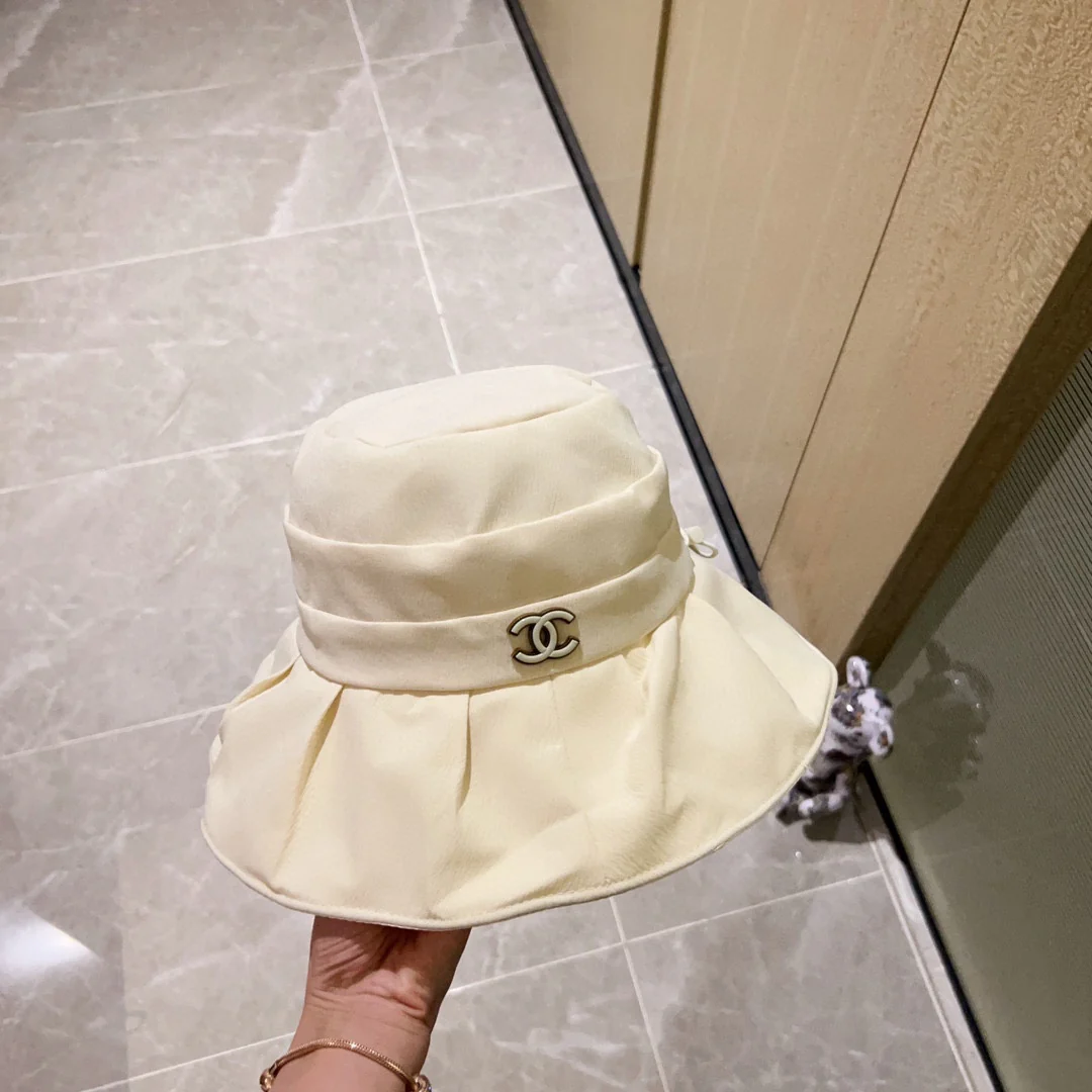 Новинка сезона весна/лето 2023 от Chanel - Рыбацкая шляпа - на шнурке - Белая