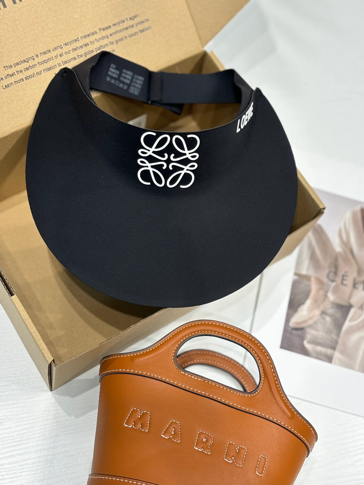 Панама LOEWE с простым логотипом