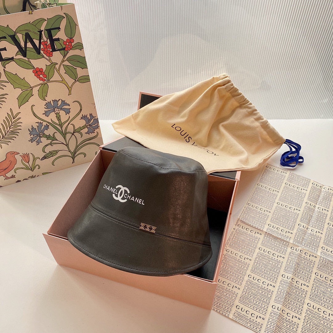 Chanel - Кожаная рыбацкая шляпа