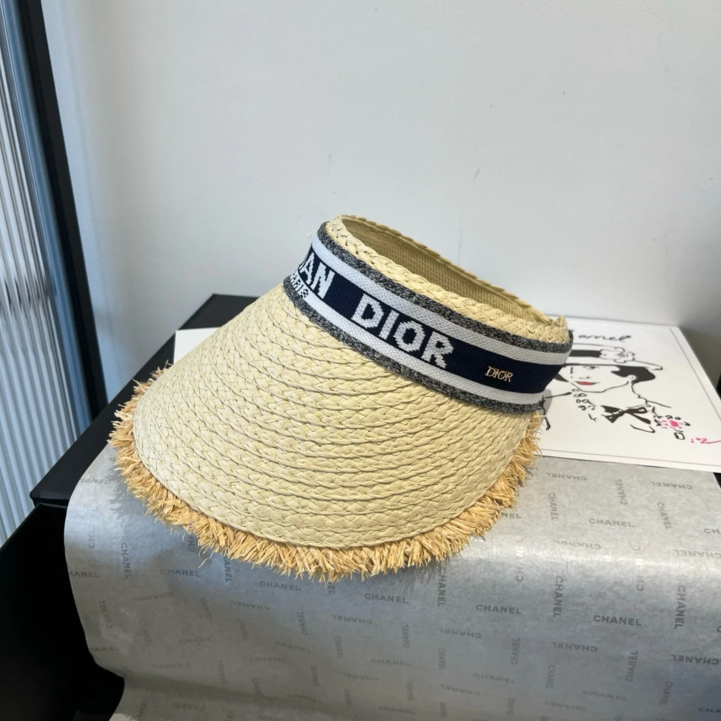 Соломенная шляпа Dior с открытым верхом, солнцезащитная, светло-коричневая.