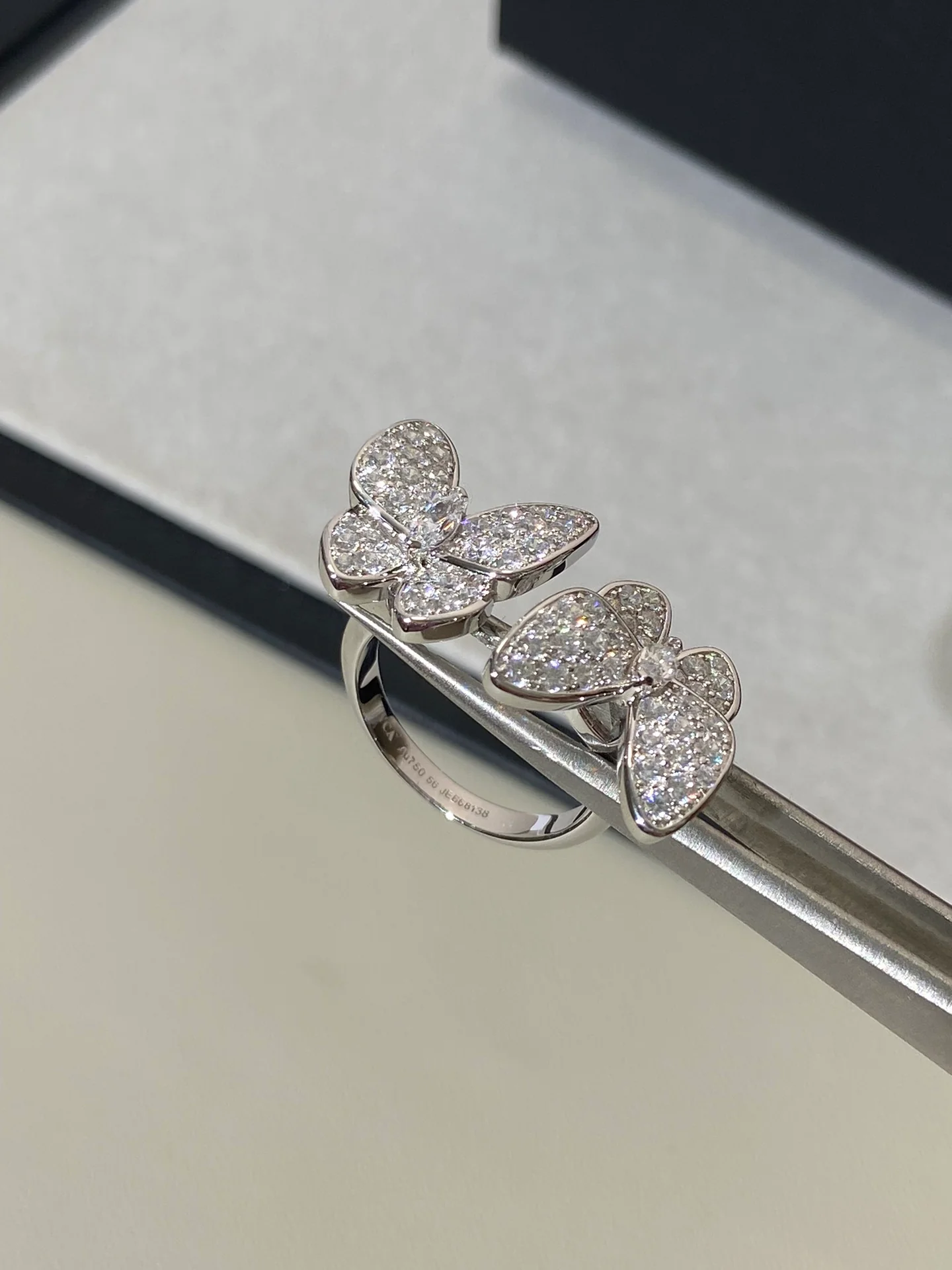 Ван Век - Кольцо 083