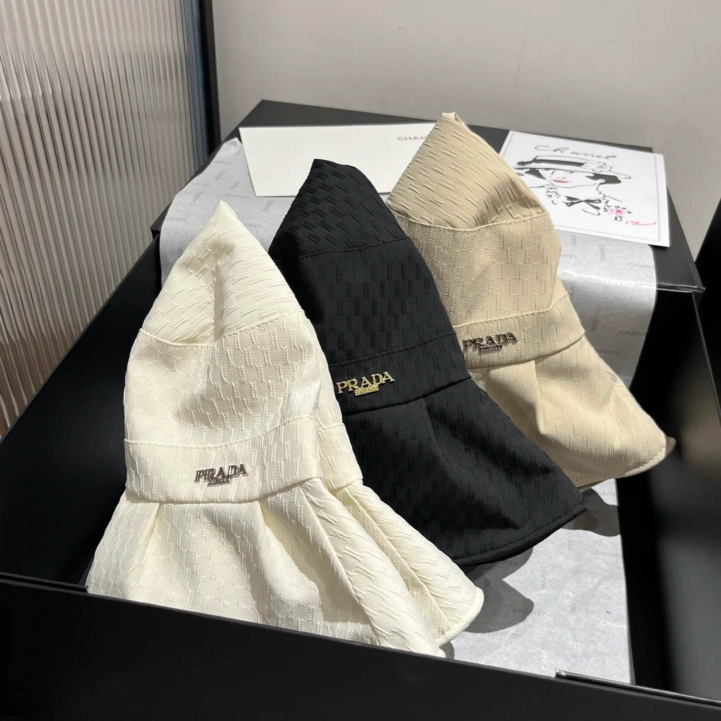 Prada - Солнцезащитная шляпа - Белая