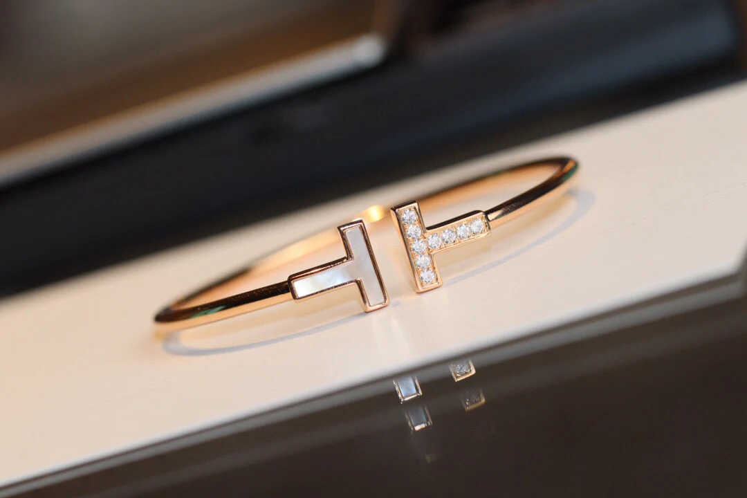 Браслет Tiffany 024 с двойной буквой Т и одним бриллиантом, золотой